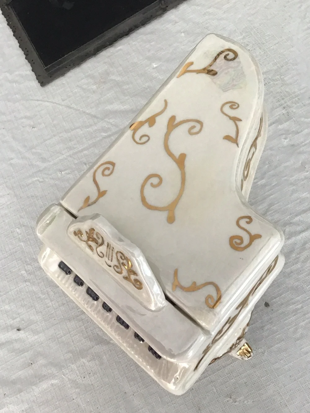 Ceramic White & Gold Grand Piano Jewelry Box.  #252